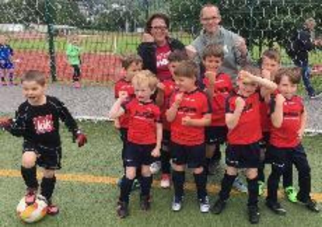 Bambinis mit neuen Trikots beim Kreisbambinitag