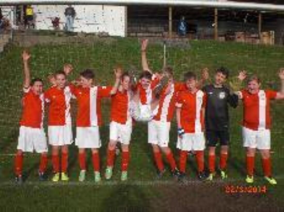D II-Jugend der JSG mit neuen Trikots ausgestattet