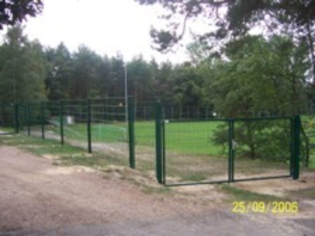 Umzäunung auf dem Sportplatz fertiggestellt