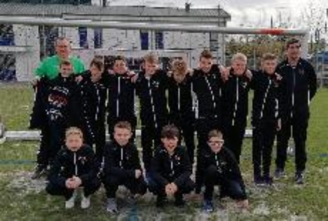 D-Jugend mit neuen Trainingsanzügen