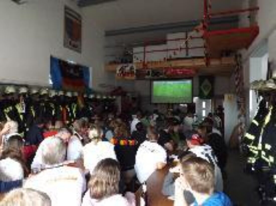 Public Viewing im Feuerwehrgerätehaus