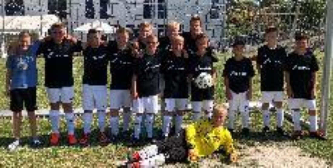 C-Jugend erhält neue Spielbälle von Roger Lewentz