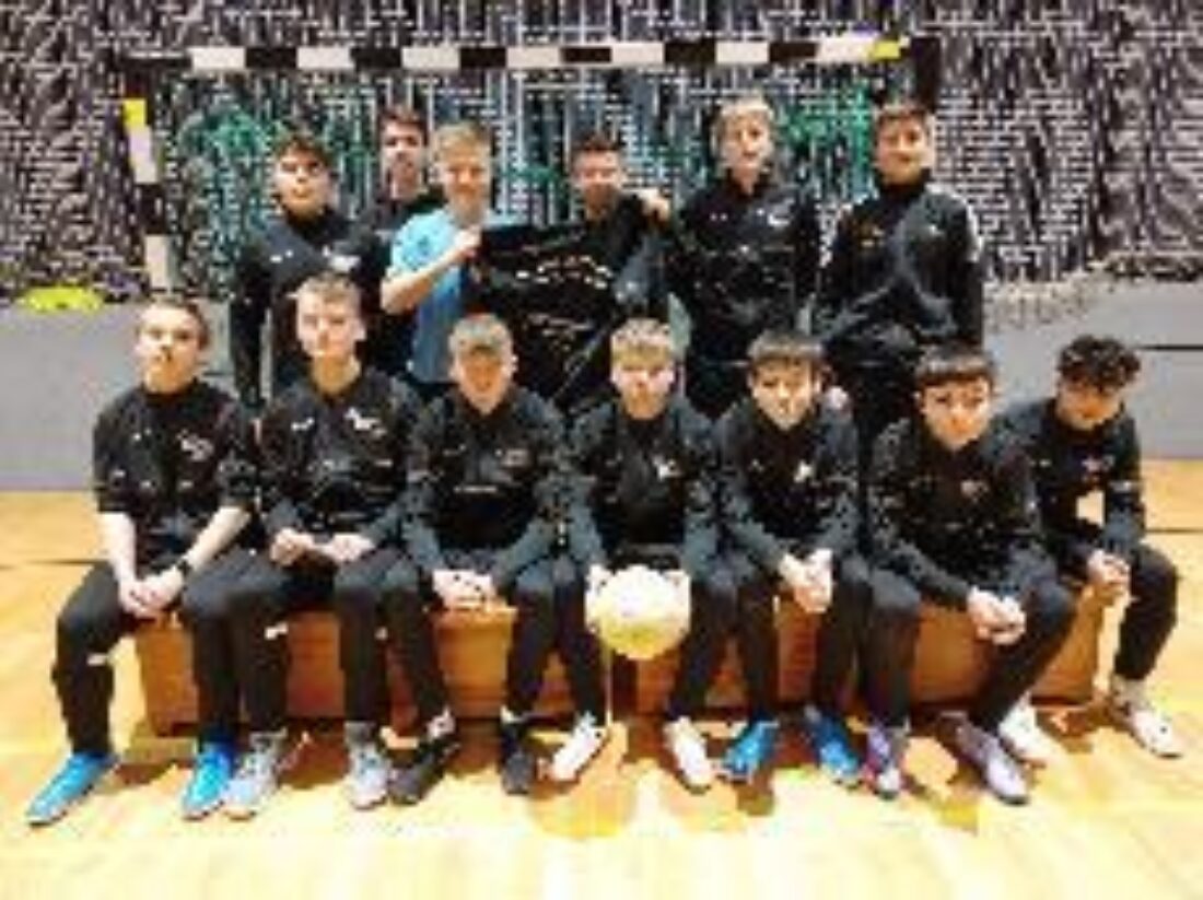Neue Trainingsanzüge für die B-Jugend